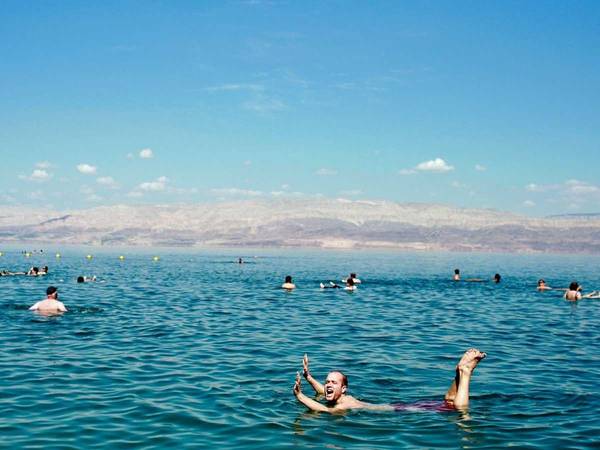 ivivu-float-in-the-dead-sea-in-israel