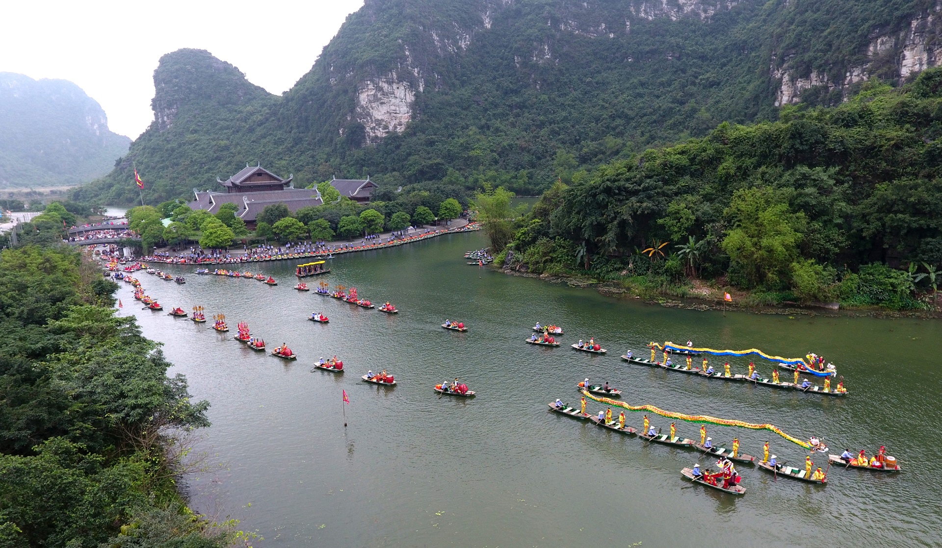 le hoi Trang An nhin tu tren cao anh 1