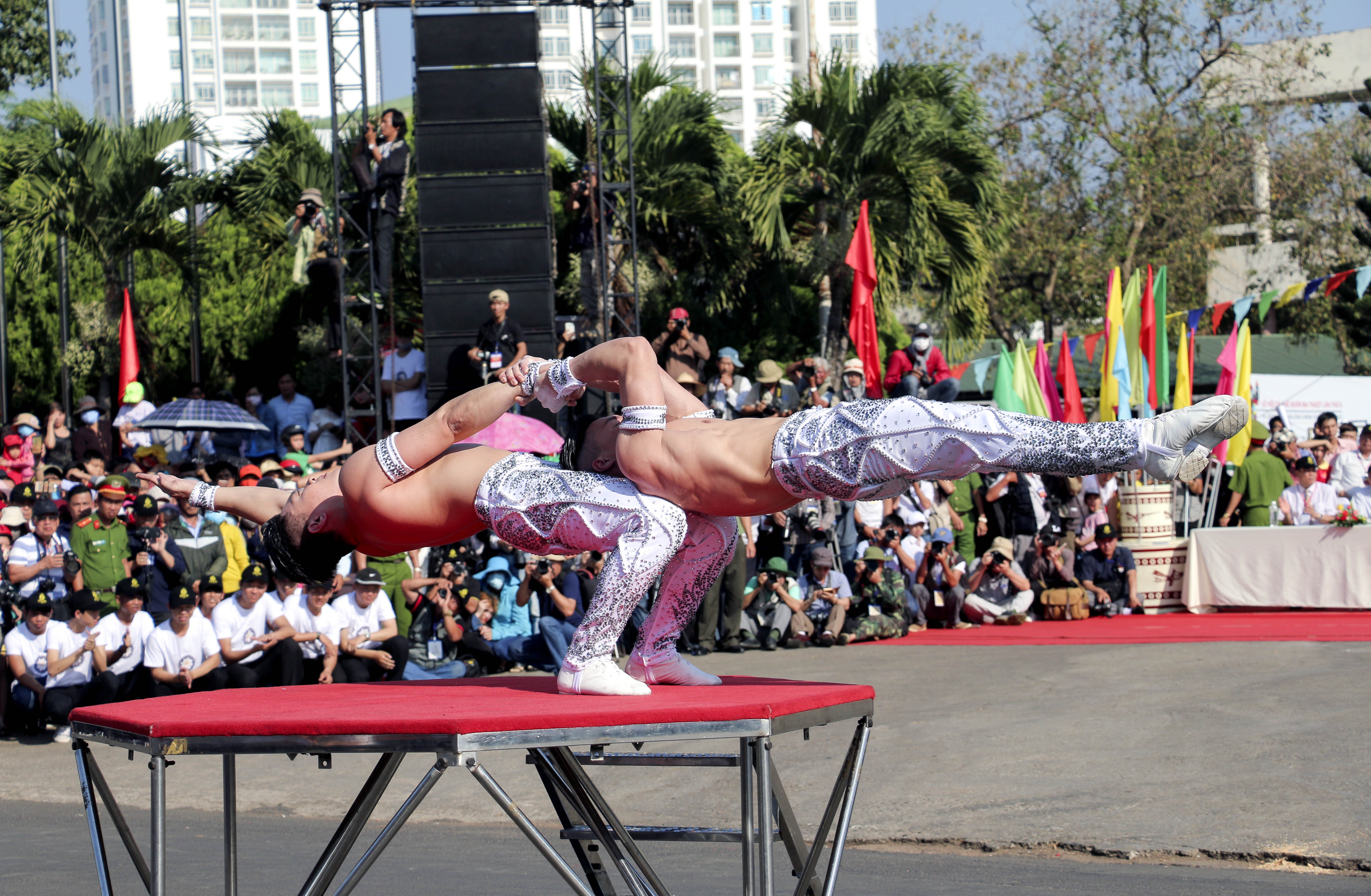 Le hoi duong pho Buon Ma Thuot anh 7