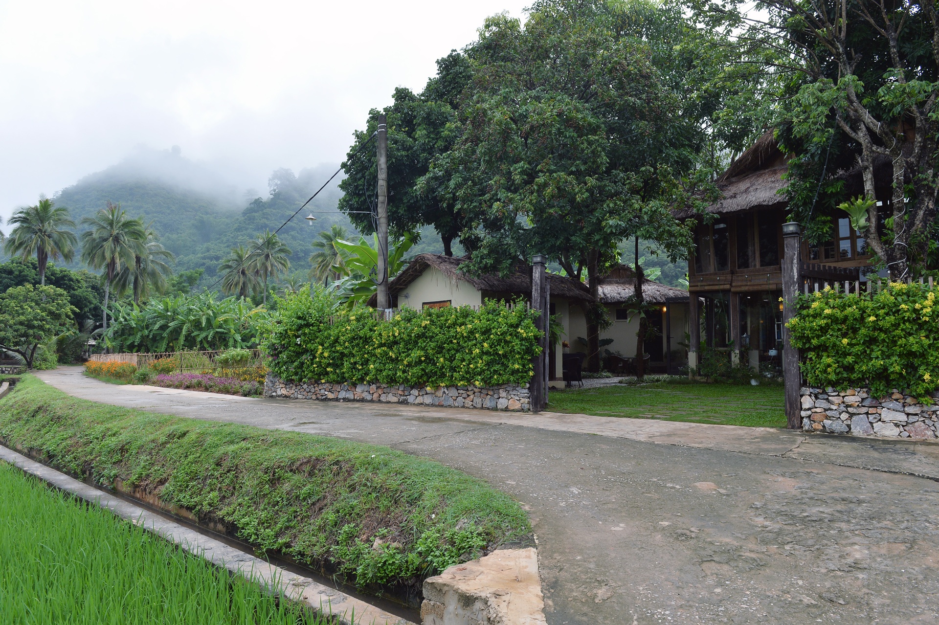 Mai Chau Villa duoi chan nui anh 1