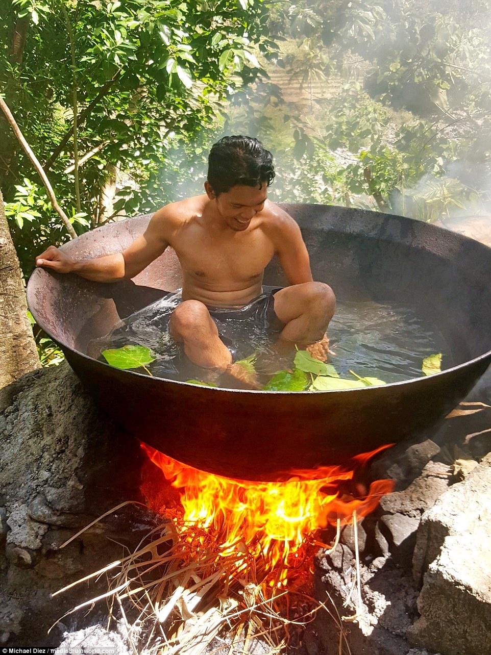 Trai nghiem tam truc tiep trong noi nuoc dun soi tren bep lua anh 2