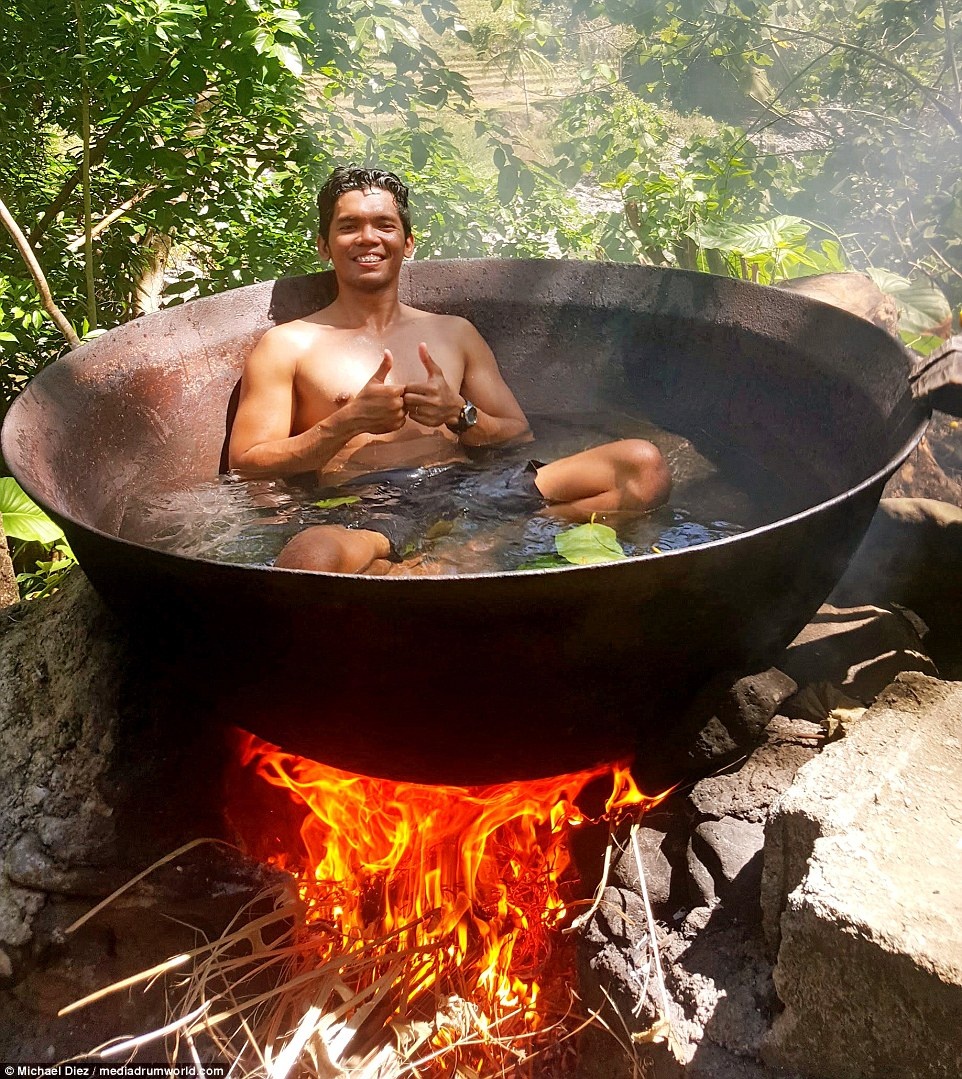 Trai nghiem tam truc tiep trong noi nuoc dun soi tren bep lua anh 4