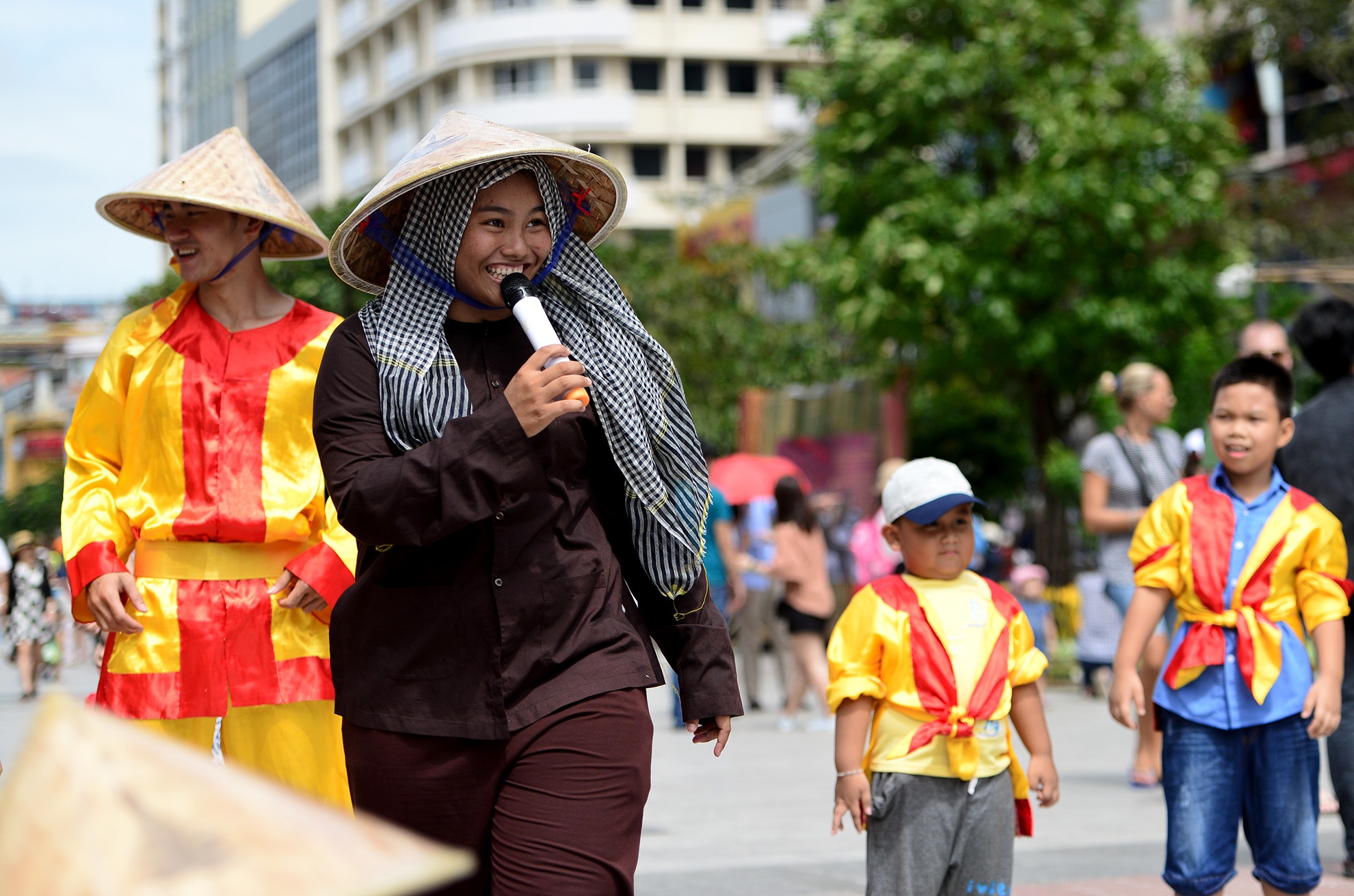 le hoi lan su rong tren pho di bo Sai Gon anh 8