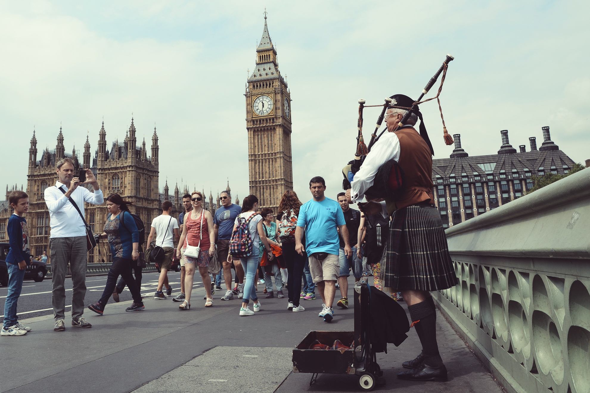 An xin tren duong pho London anh 1