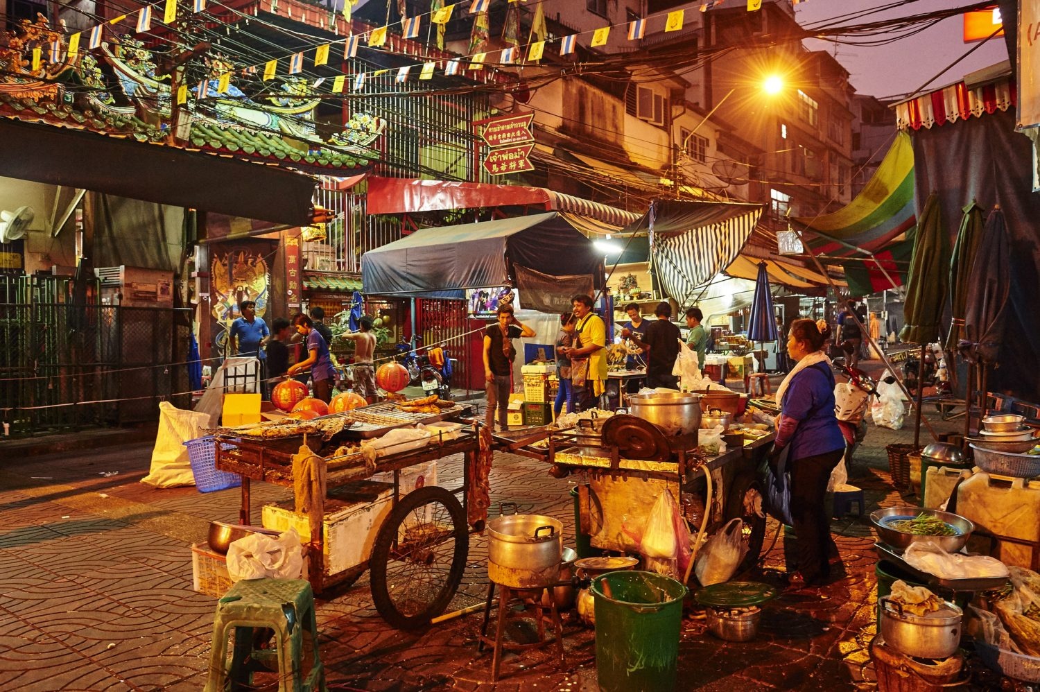 Bangkok do bo lenh cam hang rong tren via he anh 1