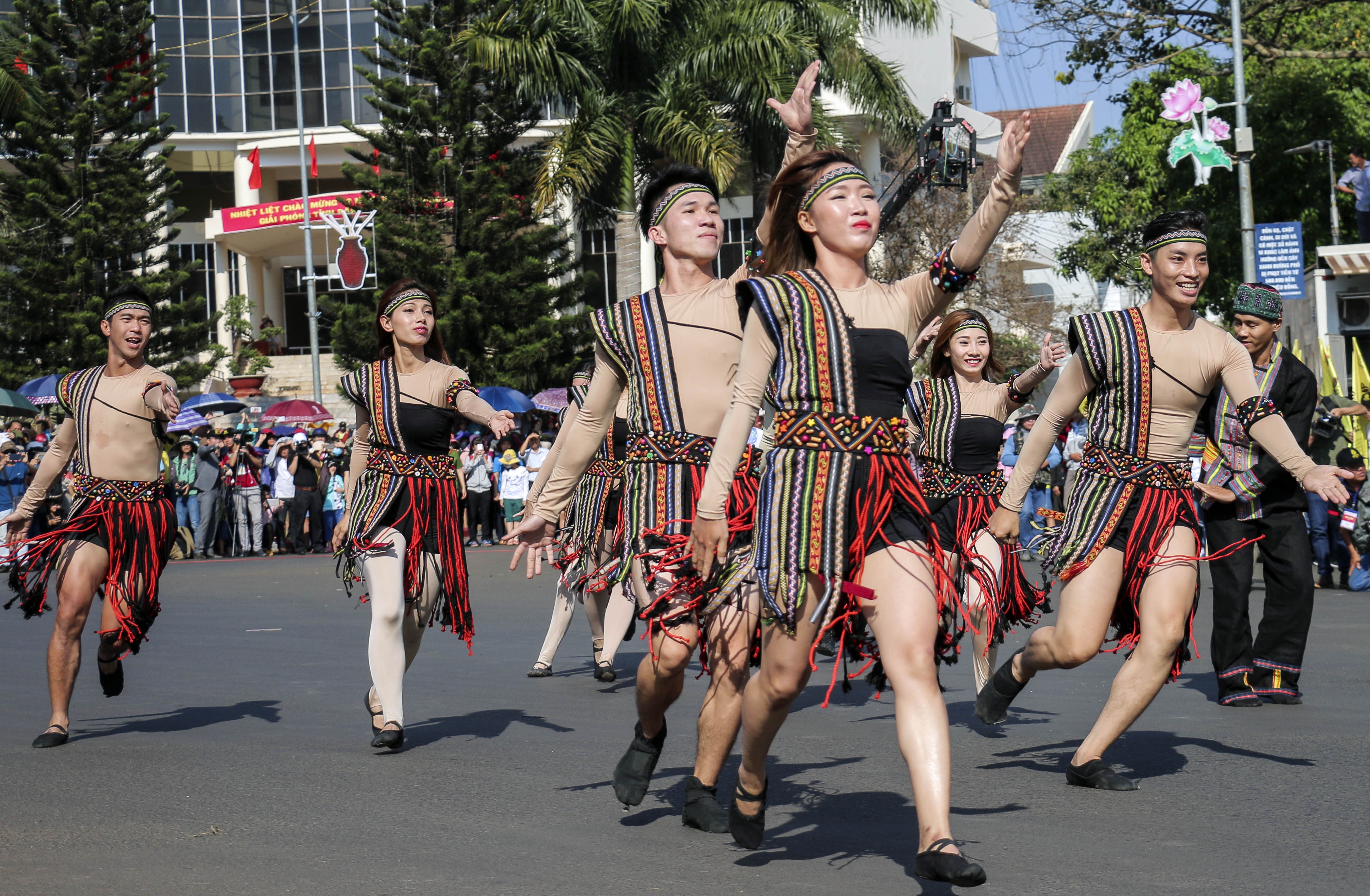 Le hoi duong pho Buon Ma Thuot anh 4