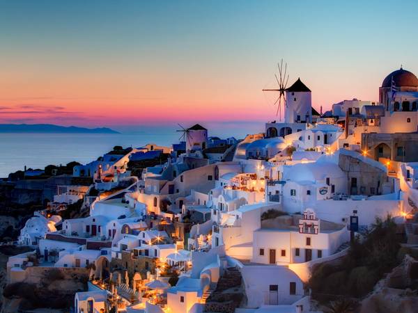 ivivu-watch-the-sun-set-over-the-mediterranean-sea-from-santorini-one-of-the-most-beautiful-greek-islands