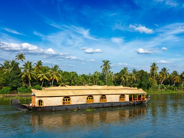 ivivu-navigate-the-backwaters-of-kerala-india-on-a-houseboat