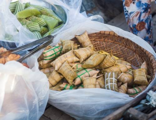 Đến chợ nổi Cái Răng, bạn không nên bỏ qua những món bánh ăn vặt như bánh tiêu, bánh da lợn, bánh lá dừa... Các loại bánh này có giá khá rẻ, khoảng 3.000 - 5.000 đồng. Du khách có thể mua ăn chơi khi ngồi thuyền tham quan chợ hoặc làm quà cho bạn bè, người thân. 