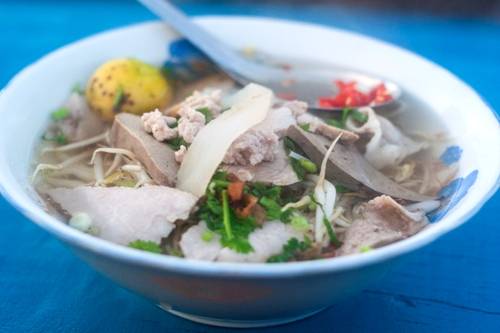 Một tô hủ tiếu, bánh canh, bún riêu... trên chợ nổi Cái Răng giá 30.000 đồng.