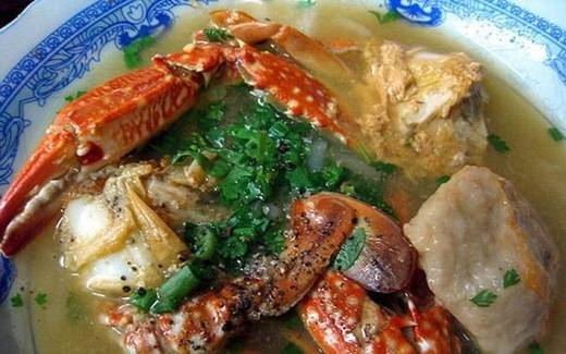 Tô bánh canh ghẹ ở đây chắc chắn sẽ thỏa mãn những tâm hồn ăn uống nhờ vào thịt ghẹ đầy ắp mà lại chắc, dai, cực kì thơm ngon với sợi bánh canh dai dai, ăn vào cực kì thích. (Nguồn: Internet)