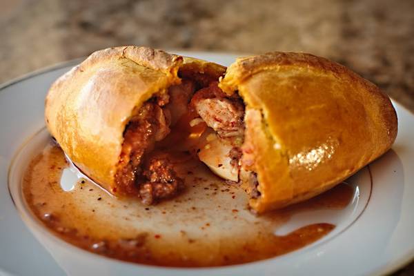 Bolivia: Salteñas có dạng khá giống bánh empanada, với phần nhân thịt (thường là thịt gà hoặc thịt bò) được bọc trong lớp vỏ bột thoảng chút vị ngọt. Người làm có thể cho thêm trứng luộc, rau thơm và quả ôliu. Bạn có thể chọn loại bánh siêu cay, cay vừa, bình thường hay ngọt. Ảnh: Cocinandoconnancy.