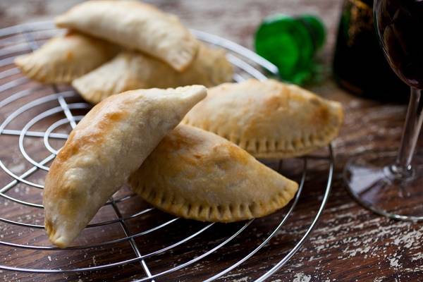 Empanada (Chile): Món bánh này có xuất xứ từ Bồ Đào Nha, sau đó lan ra khắp Mỹ La Tinh. Người Chile thường làm bánh nhân hải sản, phô mai hoặc thịt bò. Ảnh: Nytimes.