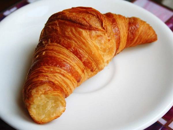 Ngoài baguette, bánh sừng trâu (croissant) cũng là một loại bánh nổi tiếng với lớp bánh giòn tan, thơm ngậy vị bơ.