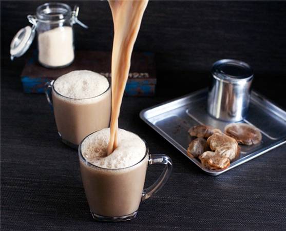 Teh tarik còn có tên gọi khác là trà kéo. (Ảnh: Internet)