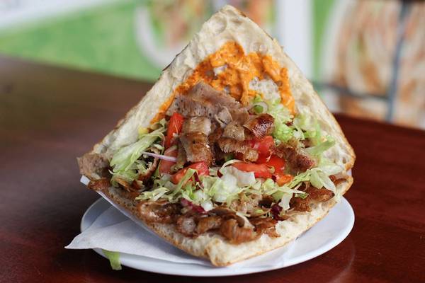 Germany: Đến Berlin, bạn đừng bỏ qua cơ hội thưởng thức món bánh mì doner kebab hấp dẫn, với thịt nướng thơm phức, rau tươi và các loại sốt ngon tuyệt. Ảnh: Andberlin.