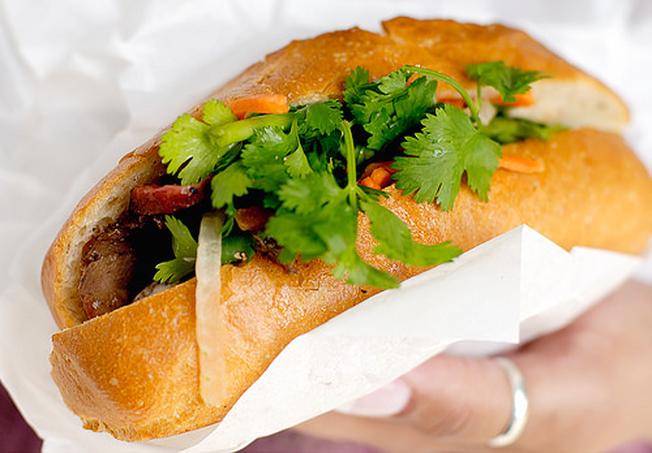 Bánh mì kẹp là bữa ăn tiện lợi của nhiều người Đà Nẵng