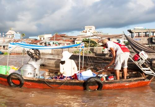 Ngoài những ghe bán bún riêu, hủ tiếu, bánh canh, bạn có thể chọn ăn sáng bằng các loại xôi hấp với nước dừa, bánh bao, cháo hoặc nhiều món ăn dân dã khác.