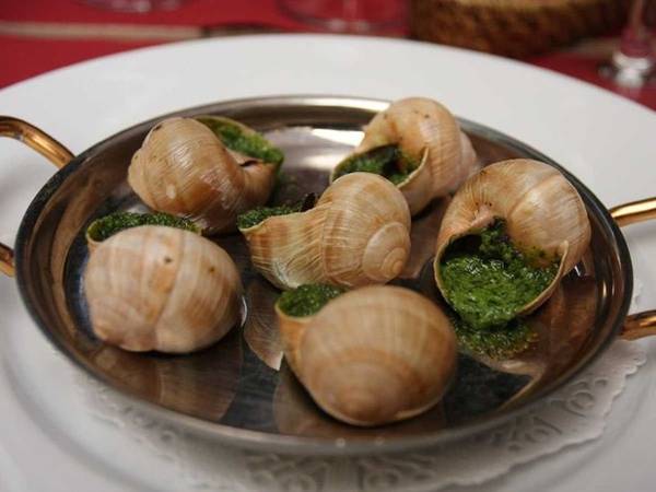 Ốc sên Escargot là món nổi tiếng ở Pháp, được ăn khi vỏ còn nóng hổi với rất nhiều tỏi và bơ. Nếu đến Paris, bạn hãy ghé nhà hàng L'Escargot Montorgueil để thử món này.