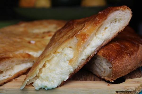 Cộng hòa Georgia: Khachapuri, món bánh mì nhồi phô mai đặc sản, rất phổ biến ở Georgia, được ăn cả trong bữa sáng, bữa trưa và bữa tối. Ảnh: Georgiancook.