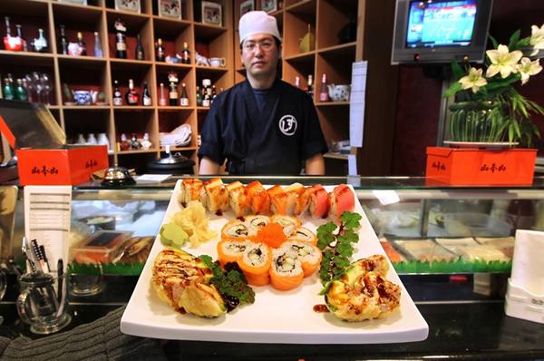  Sushi (Nhật Bản): Món ăn này không chỉ là đặc sản của Nhật Bản mà đã được đem tới hầu hết mọi quốc gia trên thế giới. Sự kết hợp tinh tế giữa cơm, rong biển, các loại rau củ, hải sản hay thịt, với phong cách chế biến đầy tính nghệ thuật đã khiến món ăn này được nhiều người yêu thích. Ảnh: Thenewstribune.