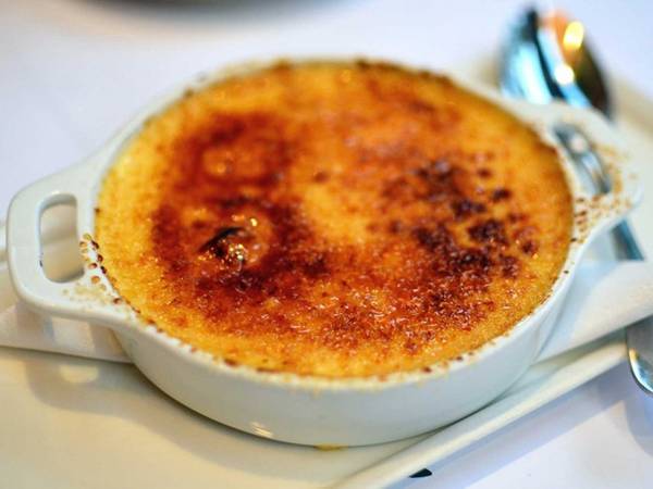 Crème brûlée là món tráng miệng yêu thích của người Pháp với lớp vỏ caramel mỏng và cứng, lớp kem trứng béo ngậy phía dưới.