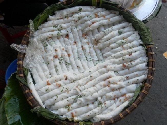 Bánh mướt được xếp trong thúng lá chuối