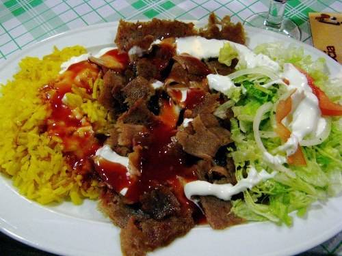 Madrid, Tây Ban Nha: Thực khách có thể ăn một loại doner kebab đơn giản hơn khi tới Madrid, Tây Ban Nha. Đó có thể là thịt cuộn trong bánh mì pita và rau hoặc ăn trên đĩa cùng rau, cơm, rưới nước sốt. Người Madrid thường ăn doner kebab vào buổi tối hơn ban ngày.