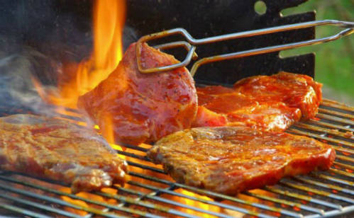 Thịt được nướng trên bếp than hồng, chấm cùng nước tương làm từ ngô, ăn rất hấp dẫn. Ảnh: loca
