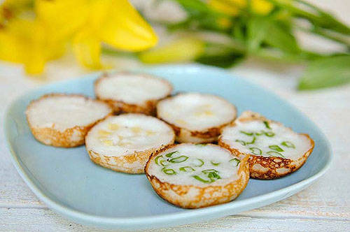 <strong>Khanom krok: </strong>Món tráng miệng đơn giản này còn được biết đến với cái tên pudding dừa. Bột và kem dừa được đổ vào khuôn và nướng trên than. Để tặng thêm hương vị, đầu bếp sẽ rắc hành tây khô lên trên vỏ bánh. Địa điểm nên thử: chợ Or Tor Kor, đường Kamphaeng Phet. Ảnh: rachelcooksthai.