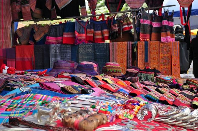 Thổ cẩm và trang sức được bày bán phổ biến ở chợ Cao Sơn