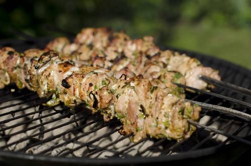 Karachi, Pakistan: Ở Karachi du khách sẽ tìm thấy rất nhiều tên cho món ăn này như Seekh kebab, bihari kebab, gola kebab, reshmi kebab, shami kebab. Khác với nhiều nơi, doner kebab lại là món ăn đặc biệt trong bữa tối của các gia đình Pakistan. Thịt được cắt nhỏ ướp gia vị với ớt, tỏi, gừng rồi nướng hoặc rán. 