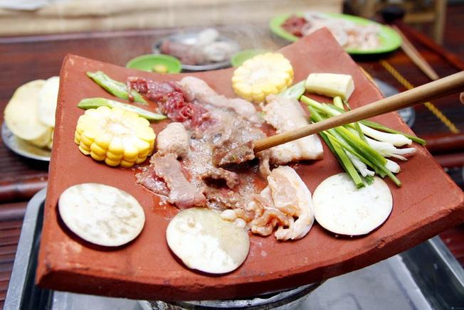 Món bò nướng ngói thơm ngon nổi tiếng Nha Trang