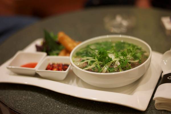 Phở (Việt Nam): Bánh phở được chan nước dùng ninh từ xương, thêm rau thơm và thịt bò thái mỏng. Đây là món ăn nổi tiếng của Việt Nam và được đem tới nhiều quốc gia khác. Ảnh: Culinaryvietnam.