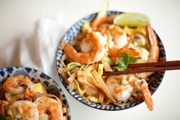 Pad Thai (Thái Lan): Món ăn nổi tiếng của Thái Lan này gồm mì gạo chiên giòn cùng trứng, đậu phụ, me, nước mắm, tôm, ớt, đường và chanh. Ảnh: Thedish.plated.