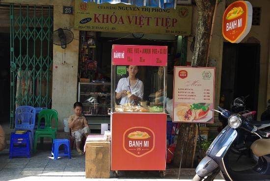 Bánh Mì 25 (Hàng Cá, Hoàn Kiếm): Quầy hàng nhỏ xinh này ghi điểm với món bánh mì có phần nhân thơm ngon và lớp vỏ giòn, cùng giá cả hợp lý và vị trí thuận tiện cho các du khách.