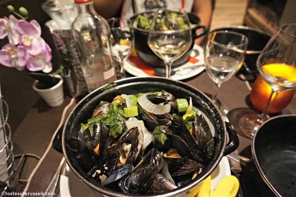 Moules-Frite (Bỉ): Món ăn gồm trai và khoai tây rán này có mặt ở nhiều quốc gia như Pháp và Mĩ, nhưng ngon nhất phải là ở Bỉ. Trai được chế biến theo nhiều cách (nấu với rượu, bơ, rau thơm hoặc với nước dùng từ cà chua), ăn cùng khoai tây rán giòn tẩm muối. Bạn nên thưởng thức món này với một cốc bia tươi. Ảnh: Tastesofbrussels.