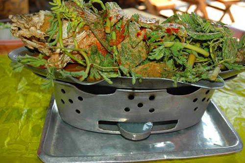 <strong> Pla Chon Pao:</strong> Đây là món rắn đầu cá nướng, được phục vụ giống món cá chép om dưa ở Việt Nam nhưng ăn cùng cơm nếp và gỏi đu đủ. 