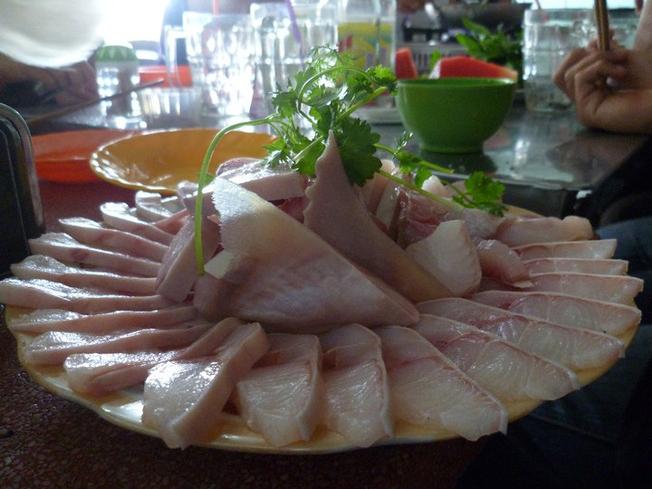 Thịt cá nhám tươi chuẩn bị nhúng dấm