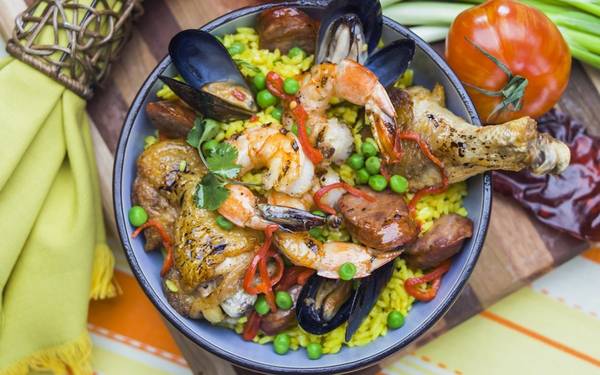 Paella (Tây Ban Nha): Paella có nguồn gốc từ Valencia, ban đầu chỉ là món giá rẻ, no bụng dành cho nông dân, gồm cơm, rau và thịt thỏ vụn. Ngày nay, Paella có thêm nhiều nguyên liệu phong thú, như xúc xích cay, hải sản. Ảnh: Roughguides.