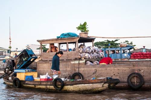 Như một thói quen của người phương Nam, cà phê là loại đồ uống không thể thiếu cho mỗi buổi sáng. Trên sông, bạn có thể bắt gặp các ghe nhỏ chở phích nước nóng, thùng đá, chai lọ lỉnh kỉnh với các loại trà, cà phê, sữa, phục vụ cả du khách và dân địa phương.