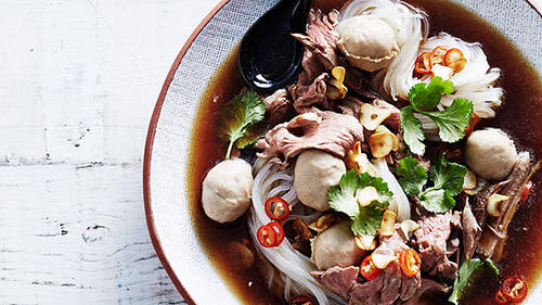 <strong>Guay teow rhua: </strong>Guay teow rhua là một loại mì truyền thống của Thái, chuyên được bán trên những chiếc thuyền đi dọc các con kênh. Món này giờ đây trở nên phổ biến khắp Bangkok, được ăn kèm với rau muống, tiết, giá, thịt lợn hoặc thịt bò. Địa điểm nên thử: Ngõ mì thuyền, tượng đài Chiến Thắng. Ảnh: sbs.com.