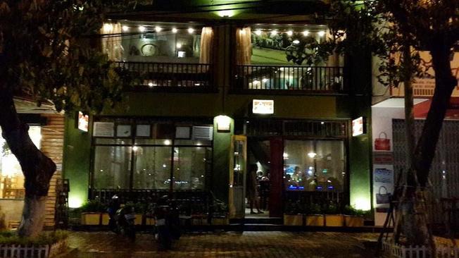 Một trong những quán cà phê nổi tiếng trên đường Bạch Đằng