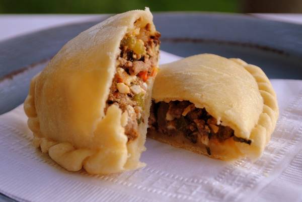 Argentina: Bánh empanada (món bánh nướng nhồi thường có nhân mặn) phổ biến trên khắp Argentina, nhưng loại ngon nhất là ở vùng Salta phía tây bắc quốc gia này. Đây cũng là vùng duy nhất sử dụng nhiều tương ớt. Ảnh: Readysettrek.