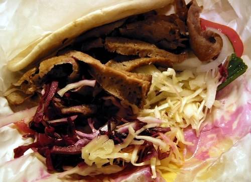 <strong>London, Anh:</strong> Doner kebab có thể gọi tắt là kebab khi bạn đang ở xứ sở sương mù London. Món này thường được mua và ăn nhiều nhất là sau 21h, có khi tới 2h sáng hôm sau. Vì do người Thổ Nhĩ Kỳ và Pakistan chế biến nên chiếc doner kebab bao gồm những nguyên liệu quen thuộc như thịt cừu, gà hay bò, cuộn trong bánh mì pita với cà chua, dưa chuột, rau củ, cải bắp, thêm sốt ớt cay và đặc biệt là nhiều tỏi.