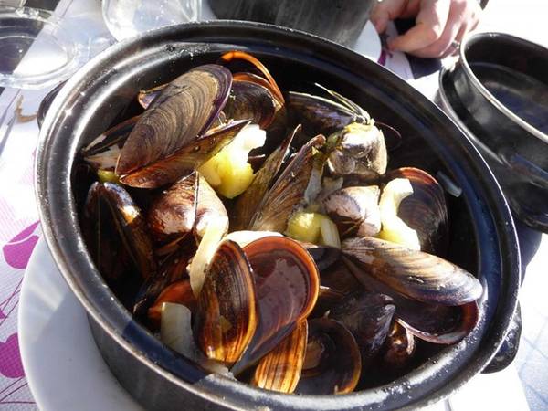 Trong khi vẹm và khoai tây chiên được coi là món ăn của Bỉ thì Moules Marinières lại là món ăn đặc trưng của vùng Normandy, Pháp. Đây được coi là đồ ăn nhanh, được rất nhiều người yêu thích.