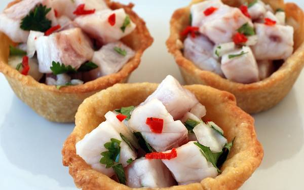 Ecuador: Mỗi quốc gia của vùng Mỹ Latin đều có cách chế biến ceviche (gỏi hải sản) riêng, trong đó phiên bản ở chợ trung tâm của Quito đáng để bạn nếm thử. Tôm tươi được trộn cùng nhiều loại rau thơm, thêm chút cà chua và chanh tươi. Ảnh: Roughguides.