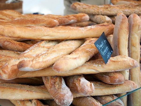 Bánh mì baguette tươi có lẽ là biểu tượng của ẩm thực Pháp. Baguette ăn không, hoặc ăn kèm với phô mai truyền thống của Pháp như gruyère hay brie đều rất ngon. Nếu bạn đến Paris, hãy thử tiệm bánh Le Grenier à Pain, quán quân của giải baguette năm nay.