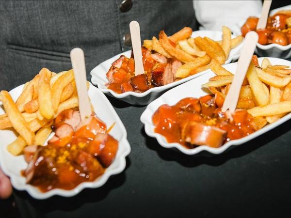 Currywurst (Đức): Xúc xích lợn đặc biệt của Đức được hấp chín, sau đó rán hoặc nướng, rưới nước sốt cà ri (làm từ tương cà trộn bột cà ri) và ăn cùng khoai tây chiên. Ảnh: Businessinsider.