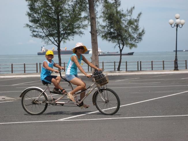 Dạo biển Vũng Tàu bằng xe đạp đôi